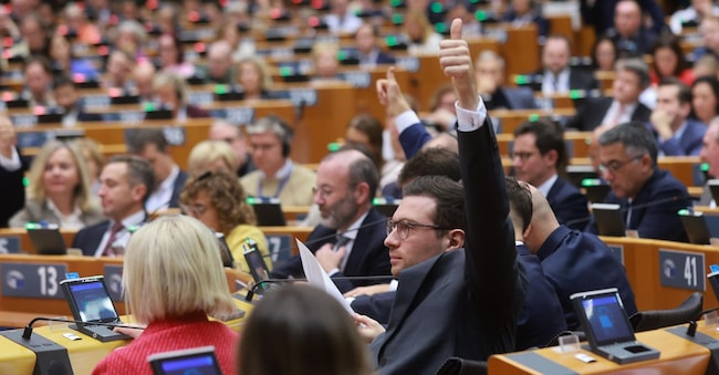L’eurodeputato francese al Parlamento europeo e presidente del gruppo Patrioti per l’Europa Jordan Bardella esprime il proprio voto durante la sessione plenaria del Parlamento europeo a Bruxelles