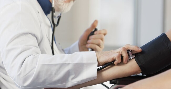 Medico  controlla la pressione sanguigna di una adolescente (Mark Hunt / AGF)