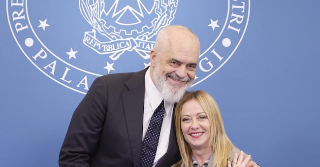 Giorgia Meloni con il premier albanese Edi Rama ANSA/FABIO FRUSTACI