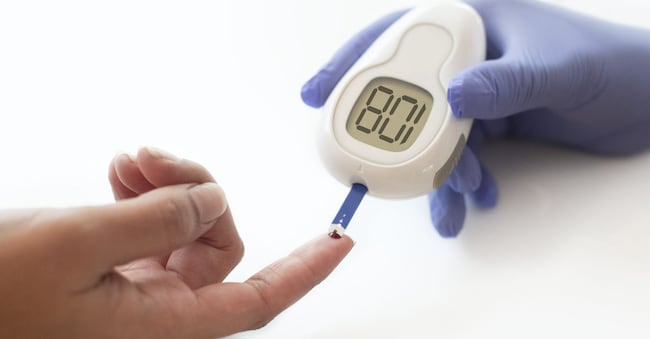 Medico che utilizza un glucometro per rilevare la glicemia di un paziente. (Science Photo Library / AGF)