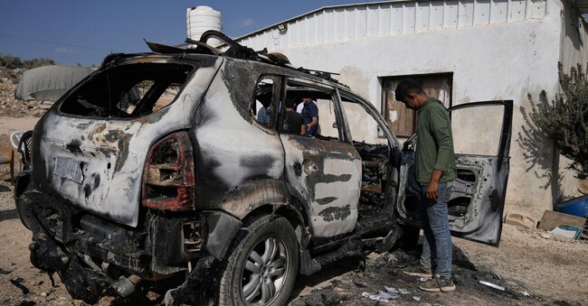 I palestinesi valutano i danni in una zona industriale dopo l’attacco dei coloni israeliani nel villaggio di Beit Lid, in Cisgiordania, vicino a Tulkarem