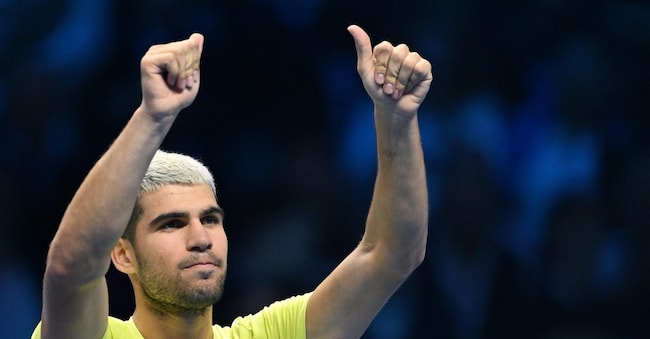 Lo spagnolo Carlos Alcaraz festeggia la vittoria al termine dell'incontro di singolare maschile Round Robin contro Lorenzo Musetti alle ATP Finals di Torino, 13 novembre 2025. ANSA/Alessandro Di Marco