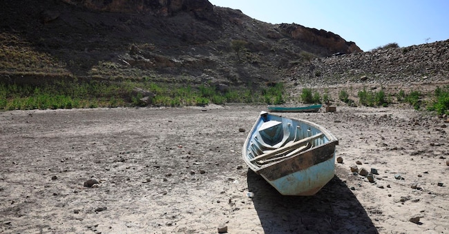 Barche abbandonate giacciono in un bacino idrico prosciugato dalla siccità alla periferia di Sana'a, Yemen, 13 novembre 2025. L'Organizzazione delle Nazioni Unite per l'Alimentazione e l'Agricoltura (FAO) ha avvertito che le precipitazioni in Yemen rimarranno scarse, ostacolando la semina dei cereali invernali, mentre il Paese arabo, caratterizzato da scarsità d'acqua, continua a soffrire di uno stress idrico a lungo termine. EPA/YAHYA ARHAB