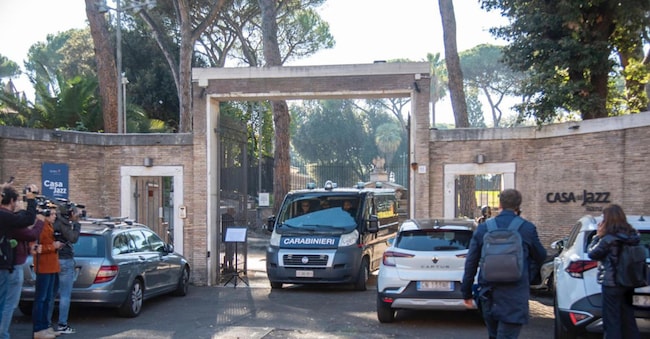 Investigatori al lavoro con i cani molecolari alla Casa del Jazz, lo spazio culturale di via Cristoforo Colombo a Roma