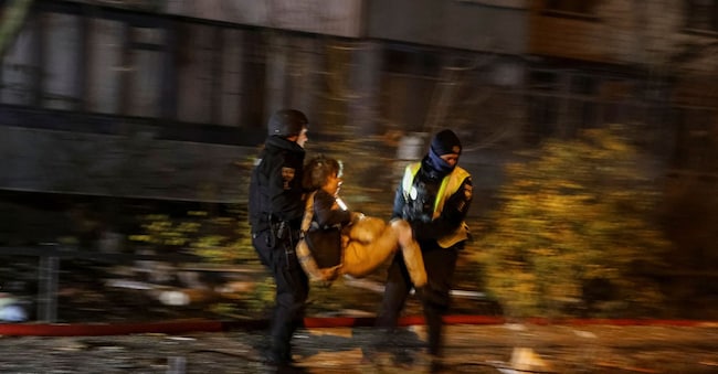 Poliziotti evacuano una donna da un appartamento colpito dai droni russi nella notte  REUTERS