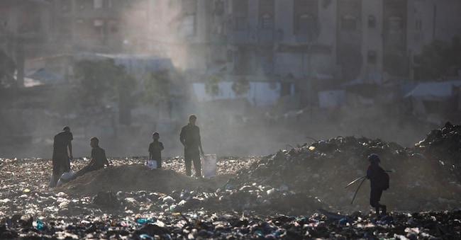 Palestinesi raccolgono plastica da una discarica per usarla sui fuochi da cucina a Khan Yunis, nella Striscia di Gaza meridionale. Una grave carenza di carburante ha spinto i residenti di Gaza a bruciare rifiuti di plastica come combustibile alternativo, nonostante la produzione di fumi tossici.. EPA/HAITHAM IMAD