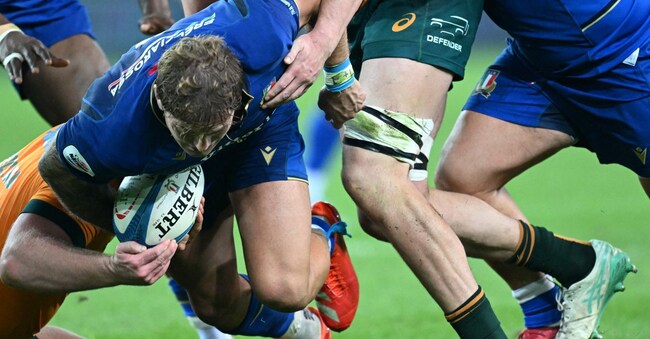 Il numero otto dell'Italia #8 Lorenzo Cannone spinge con la palla durante la partita di rugby internazionale Autumn Nations Series (Foto di Stefano RELLANDINI / AFP)