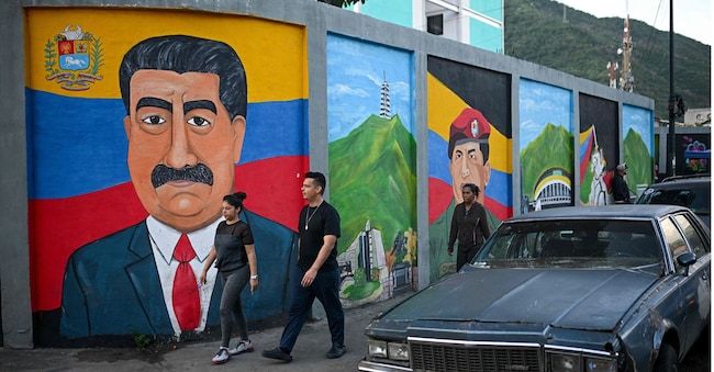 Un murales di Nicolas Maduro a Caracas (Photo by Federico PARRA / AFP)