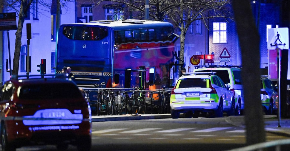 Stoccolma, autobus contro persone in attesa: due morti e cinque feriti