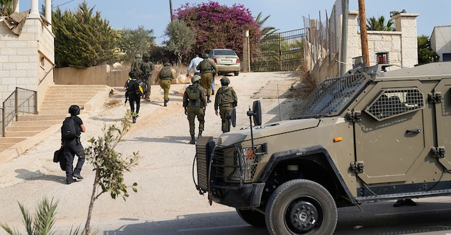 Pattuglie. Soldati israeliani a difesa di una moschea in Cisgiordania . (AP Photo/Nasser Nasser)