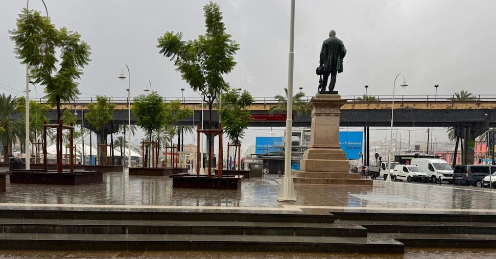 Maltempo a Genova, tromba d’aria e fiumi in piena. Un muraglione crolla sulle auto. Allerta in Toscana