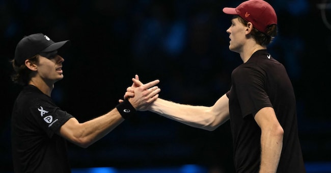  Jannik Sinner (dx) stringe la mano a Alex De Minaur. (AFP)