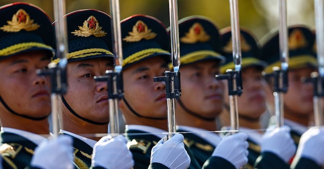 Membri della guardia d'onore cinese schierati vicino a Piazza Tienanmen (Tingshu Wang/Foto dal pool via AP)      Stampa associata/Lapresse Solo Italia e Spagna