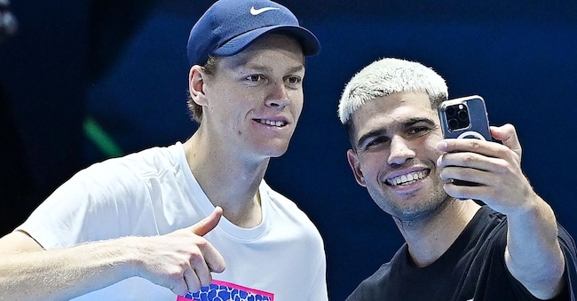 L'italiano Jannik Sinner e lo spagnolo Carlos Alcaraz durante l'allenamento per le Nitto ATP Finals 2025 all'Arena Inalpi di Torino. (ANSA/Alessandro Di Marco)