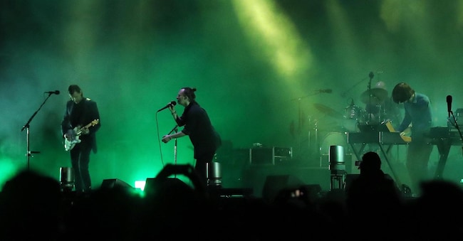 Il cantante della band britannica Radiohead Thom Yorke (al centro) si esibisce durante la sesta edizione del festival Santiago Urbano Electronico (SUE), presso lo Stadio Nazionale di Santiago, Cile, 11 aprile 2018.  (EPA/MARIO RUIZ)
