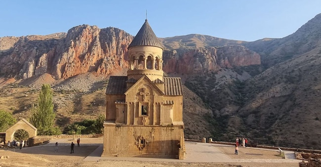 Il monastero di Noravank del XIII secolo sorge in fondo a una gola con spettacolari pareti di rocce rosse
