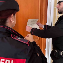 CARABINIERI ESEGUONO DECRETO DI SEQUESTRO PREVENTIVO DEGLI 8 APPARTAMENTI SGOMBERATI, OCCUPATI ABUSIVAMENTE APPONGONO SIGILLI ALL'APPARTAMENTO SEQUESTRI SGOMBERO