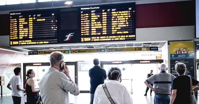 Disagi e ritardi dei treni alla stazione di Porta Nuova per lo sciopero nazionale dei trasporti pubblici. Torino 20 giugno 2025 ANSA/TINO ROMANO