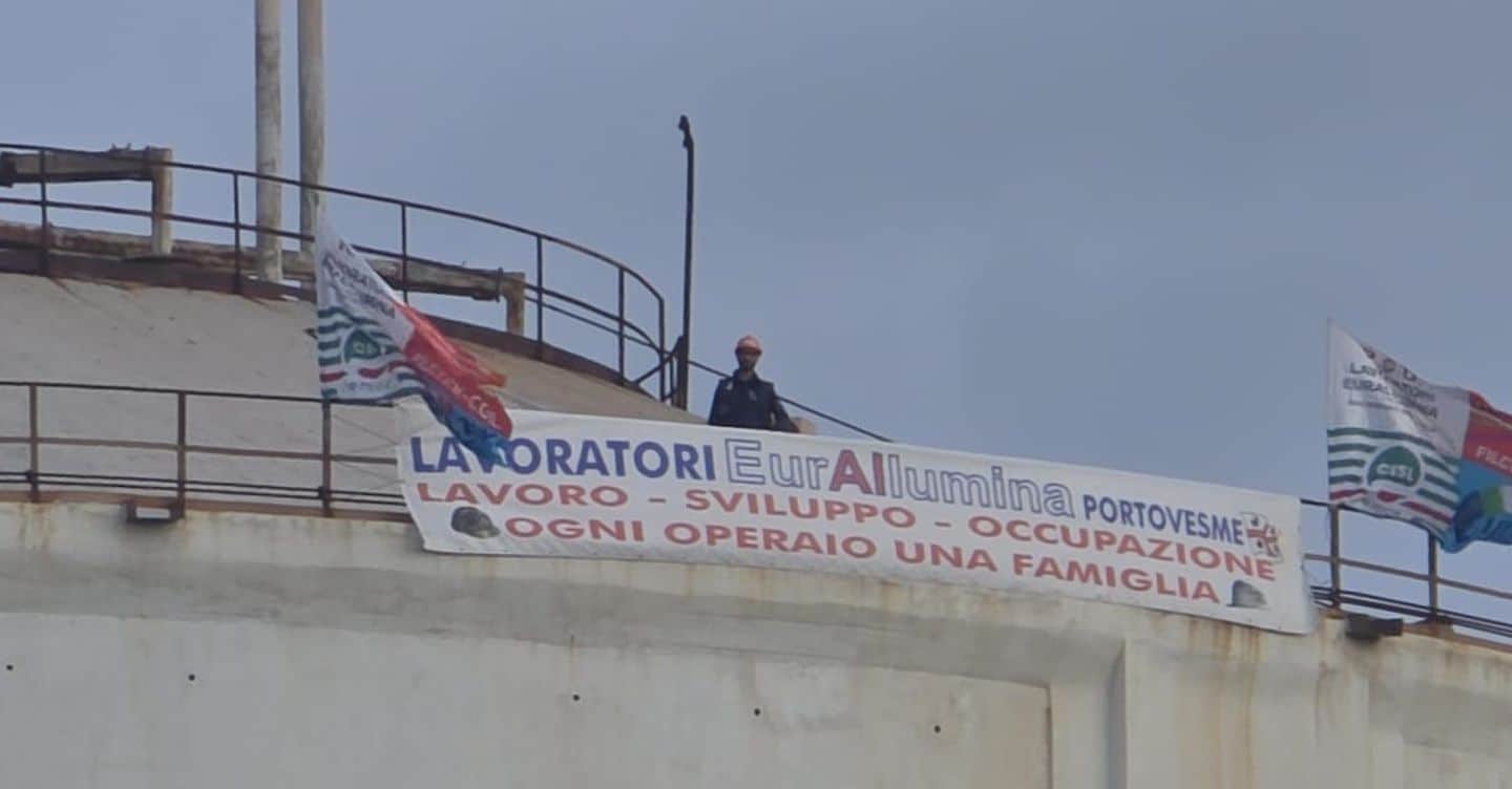Eurallumina, operai in protesta sul silo: «Sbloccare le risorse per rilancio fabbrica». Tavolo al Mimit il 10 dicembre ma l’agitazione continua