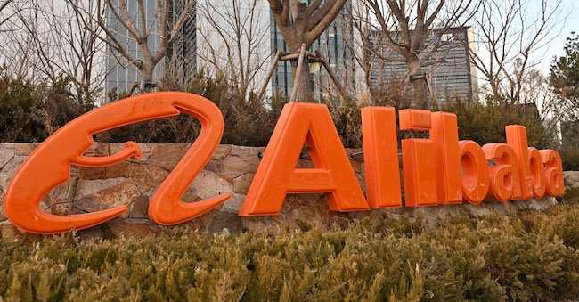 Il logo di Alibaba all’esterno dei suoi uffici a Pechino il 14 febbraio 2025 (Foto di ADEK BERRY / AFP)