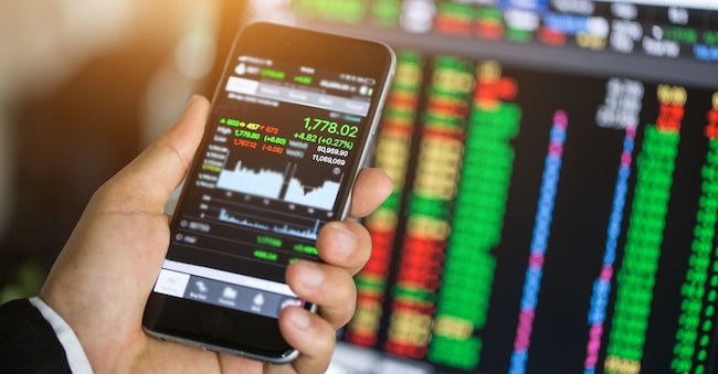 Making trading online on the smart phone. New ways to make economy and trading