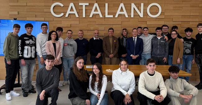 I ragazzi ospiti di Ceramica Catalano Spa per il Pmi Day nel Lazio. In alto, tra i ragazzi, Cristiano Dionisi Presidente Comitato Piccola Industria di Unindustria e Simonetta Coccia Presidente Comitato Piccola Industria di Viterbo