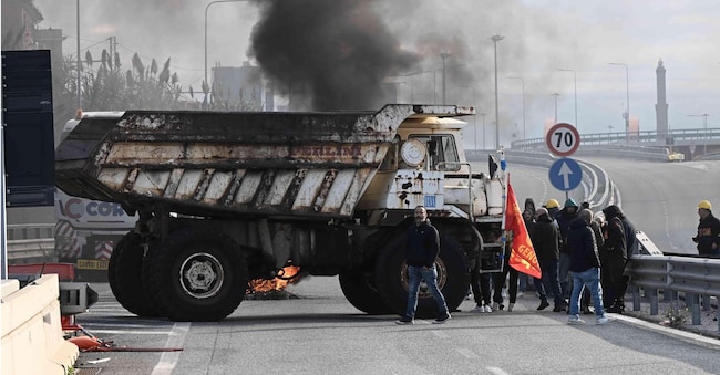 Un momento della manifestazione degli operai ex Ilva dopo la rottura della trattative con il governo, Cornigliano (Genova), 19 novembre 2025. ANSA/LUCA ZENNARO (strada)