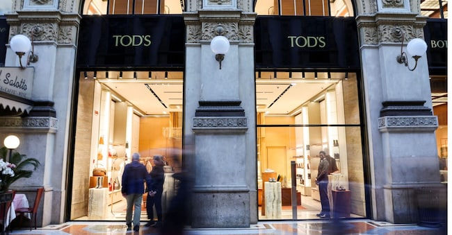 Persone passano davanti a un negozio Tod’s nella Galleria Vittorio Emanuele II, a Milano, Italia, 27 settembre 2025. REUTERS/Yara Nardi/Foto d’archivio