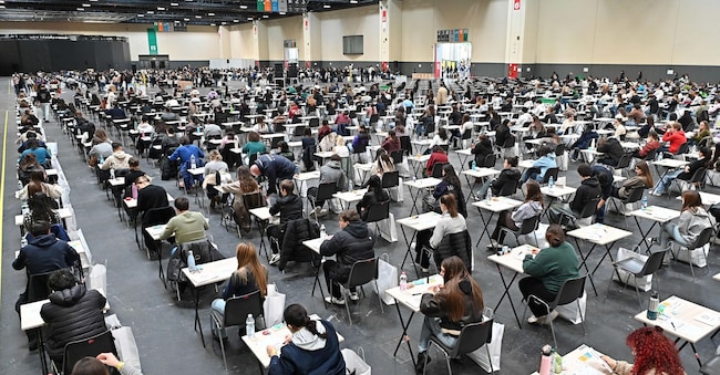 Studenti affrontano l'esame di medicina presso il Lingotto, Torino, 20 novembre 2025. ANSA/Alessandro Di Marco