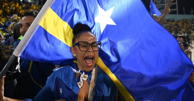 Tifosi dell’isola di Curaçao festeggiano la qualificazione alla Coppa del Mondo 2026 dopo un pareggio con la Giamaica AFP
