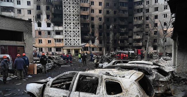 Personale di soccorso e medici ucraini operano sul luogo di un edificio residenziale pesantemente danneggiato a seguito di un attacco aereo russo nella città di Ternopil, il 19 novembre 2025, durante l'invasione russa dell'Ucraina (Foto di YURIY DYACHYSHYN / AFP)