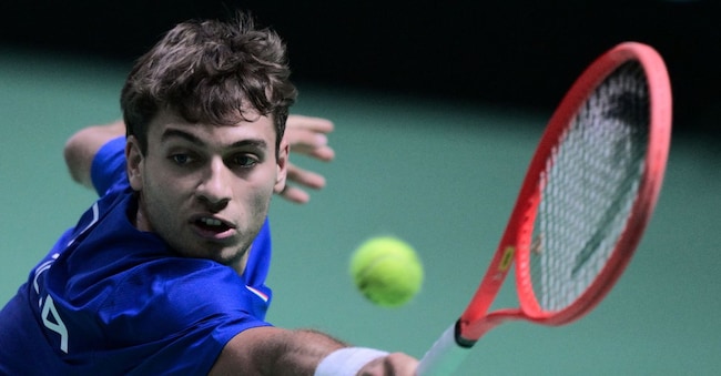 Flavio Cobolli durante il suo vittorioso match con l’austriaco Filip Misolic nei quarti di finale di Davis. (Photo by Tiziana FABI / AFP)