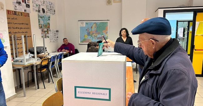 Operazioni di voto in un seggio, 21 aprile 2024. ANSA/FRANCESCO CUTRO