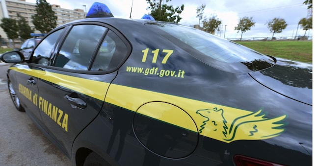 foto simbolica - Auto della Guardia  di Finanza