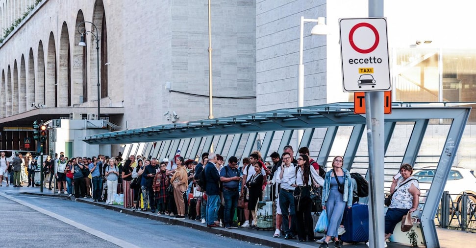 Taxi a Roma: servizio stroncato anche dai turisti, per l’85% insufficiente