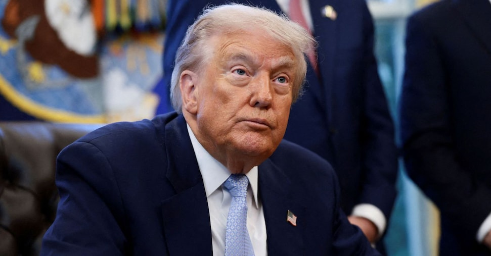 Trump firma la legge per la divulgazione del dossier Epstein