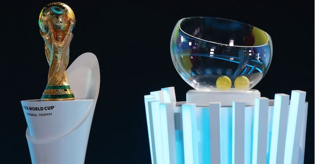 Calcio - Sorteggio dei playoff della Coppa del Mondo e dei playoff europei - Sede della FIFA, Zurigo, Svizzera - 20 novembre 2025 Il trofeo originale della Coppa del Mondo FIFA è esposto durante i sorteggi REUTERS/Denis Balibouse