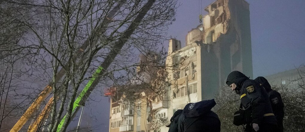 I soccorritori accendono candele in un memoriale improvvisato nel luogo in cui si trovava un condominio colpito ieri da un missile russo, nell'ambito dell'attacco della Russia all'Ucraina, a Ternopil, Ucraina, 20 novembre 2025. REUTERS/Andriy Bodak/Foto d'archivio
