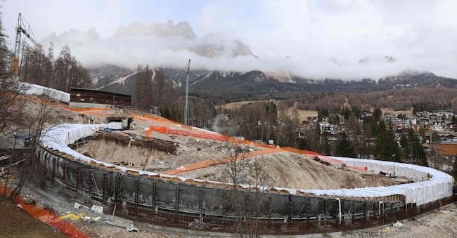 Una veduta generale del cantiere del nuovo Centro di Scivolamento di Cortina durante i test di pre-approvazione in vista dei Giochi Olimpici Invernali Milano Cortina 2026. La lunga saga delle Olimpiadi 2026 è finalmente giunta al termine: a poco più di due mesi dai Giochi Olimpici, la pista di bob di Cortina d'Ampezzo ospiterà la sua prima gara il 21 novembre 2025. (Foto di Pierre TEYSSOT / AFP)