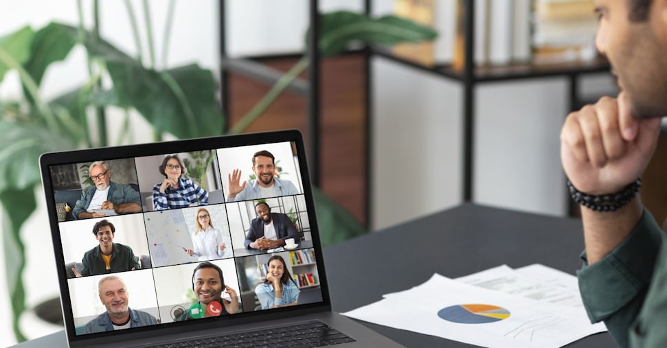 Lavoro ibrido, l’intelligenza artificiale libera un giorno a settimana