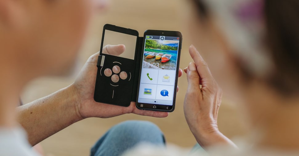 Un telefono contro il digital divide: cosa chiede la generazione tagliata fuori dal touchscreen?