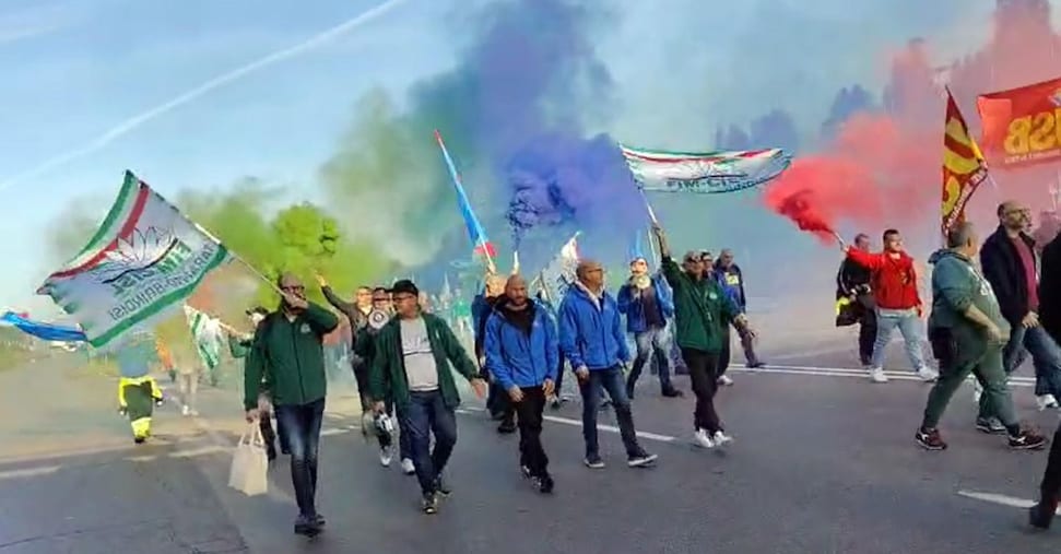 Ex Ilva, proteste a Taranto e Genova: in corso cortei e blocchi stradali