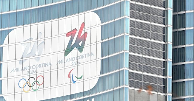 L'insegna sul Palazzo Lombardia con il brand delle Olimpiadi Invernali di Milano-Cortina 2026. (ANSA/Daniel Dal Zennaro)