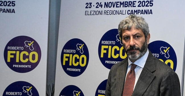 Roberto Fico, candidato alla presidenza della Regione Campania, a Napoli per presentare logo e i capilista delle 5 province, 15 ottobre 2025. ANSA / CIRO FUSC0