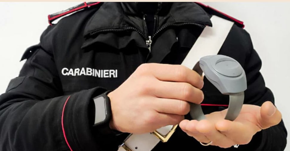 Braccialetti anti stalking, in due anni il numero è cresciuto di sei volte