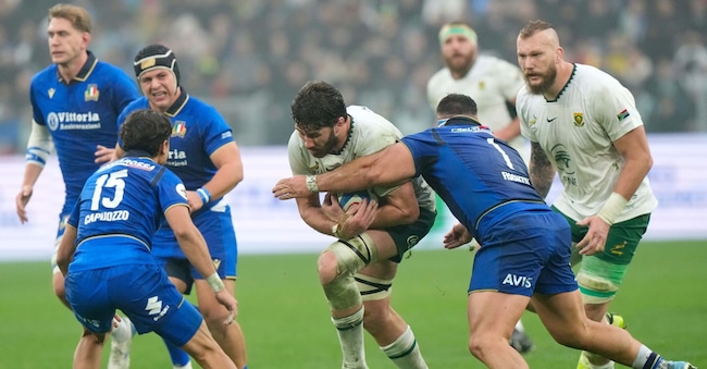 Il sudafricano Ruan Nortje carica il campo durante la partita di rugby union Nations Series tra Italia e Sudafrica, a Torino, sabato 15 novembre 2025. (Foto AP/Luca Bruno)