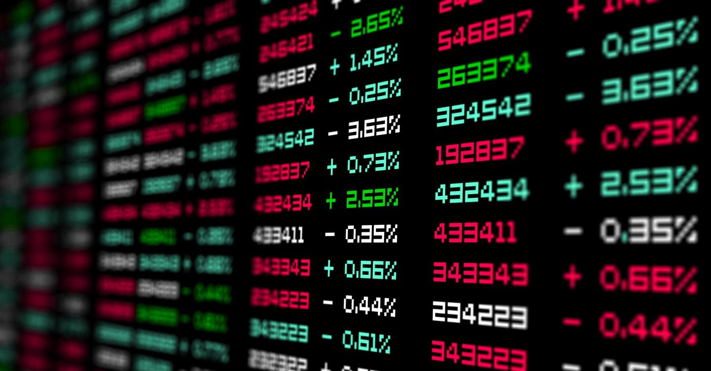 Mercati in calo: Milano scende del 0,6 % mentre la Fed considera un nuovo taglio dei tassi e il Bitcoin perde l’11 %