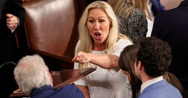 La rappresentante degli Stati Uniti Marjorie Taylor Greene (R-GA) gesticola nel primo giorno del 119° Congresso presso il Campidoglio degli Stati Uniti a Washington, 3 gennaio 2025. REUTERS/Evelyn Hockstein/File Photo