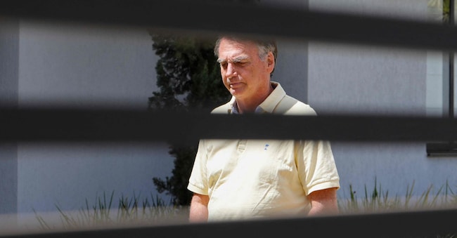 (FILE) L'ex presidente brasiliano Jair Bolsonaro gesticola dalla sua residenza a Brasilia il 3 settembre 2025. Il 21 novembre 2025 gli avvocati dell'ex presidente brasiliano Jair Bolsonaro hanno chiesto che gli venga concesso di scontare la condanna a 27 anni di carcere per complotto golpista agli arresti domiciliari, adducendo motivi di salute. (Foto di Sergio Lima / AFP)