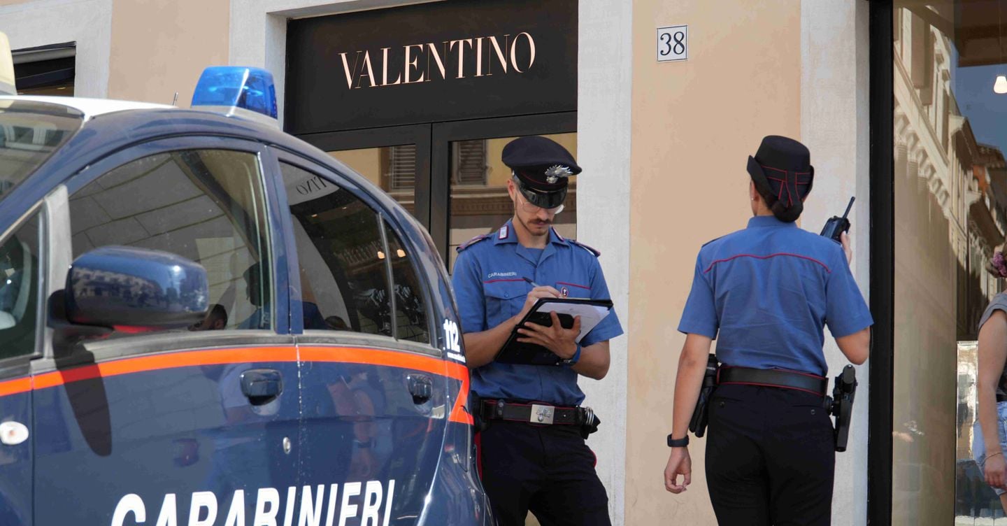 V Rimu zasegli ukradene čevlje in torbice znamk Valentino in Louis Vuitton